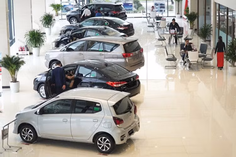 Ngoài lý do ra các mẫu xe mới, các hãng, đại lý giảm giá mạnh hàng loạt mẫu xe nhằm đẩy doanh số tăng cao trong trước tháng ("cô hồn" tháng 7 âm lịch) bởi doanh số tháng này luôn thấp nhất. Đây cũng là cơ hội để các hãng, đại lý chạy đua doanh số, tăng doanh thu nhằm bù đắp cho thời gian ế ẩm do dịch Covid-19 vừa qua.