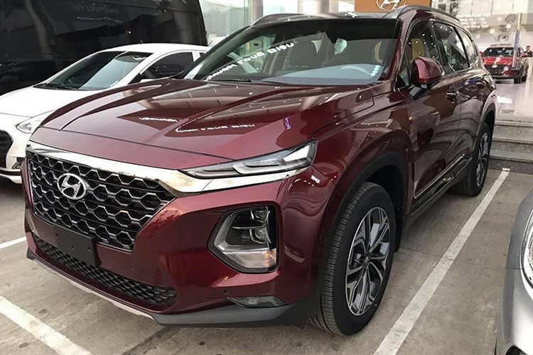 Để cạnh tranh với hàng loạt đối thủ như CRV, Mazda CX5, CX8, mẫu Hyundai SantaFe hiện nay cũng được giảm giá mạnh, mẫu 2.4L bản máy xăng chỉ còn 980 triệu đồng, giảm gần 10 triệu đồng so với trước kia.