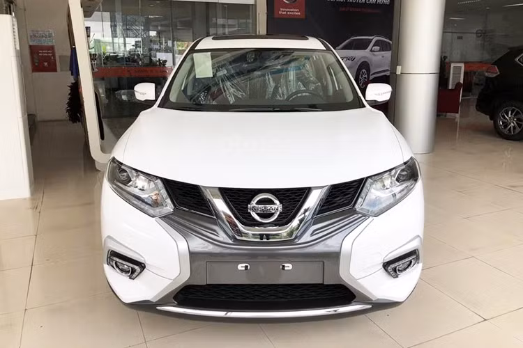 Một mẫu xe khác của Nissan là X-Trail hiện được giảm 150 triệu đồng để đẩy mẫu xe cũ, đưa mức giá từ trên 1 tỷ đồng xuống còn khoảng 870 triệu đồng/chiếc. Dự tính phiên bản mới của X-Trail sẽ ra mắt trong năm nay.