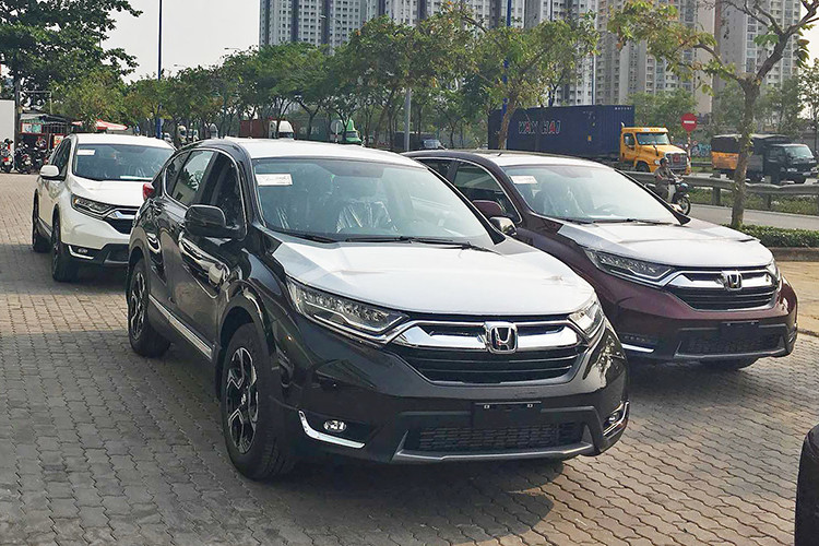 Honda CR-V thế hệ hiện tại cũng đang giảm giá mạnh do mẫu xe Honda Sensing lắp ráp tại Việt Nam sắp sửa ra mắt vào tháng 8/2020. Theo đó, mẫu xe đời 2019-2020 nhập khẩu hiện được giảm tại đại lý khoảng 80 triệu đồng, mẫu E giảm giá bán xuống 980 triệu đồng, mẫu G có giá hơn 1 tỷ đồng và bản cao cấp nhất là bản L có giá gần 1,1 tỷ đồng.