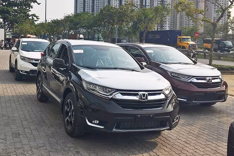Honda CR-V thế hệ hiện tại cũng đang giảm giá mạnh do mẫu xe Honda Sensing lắp ráp tại Việt Nam sắp sửa ra mắt vào tháng 8/2020. Theo đó, mẫu xe đời 2019-2020 nhập khẩu hiện được giảm tại đại lý khoảng 80 triệu đồng, mẫu E giảm giá bán xuống 980 triệu đồng, mẫu G có giá hơn 1 tỷ đồng và bản cao cấp nhất là bản L có giá gần 1,1 tỷ đồng.