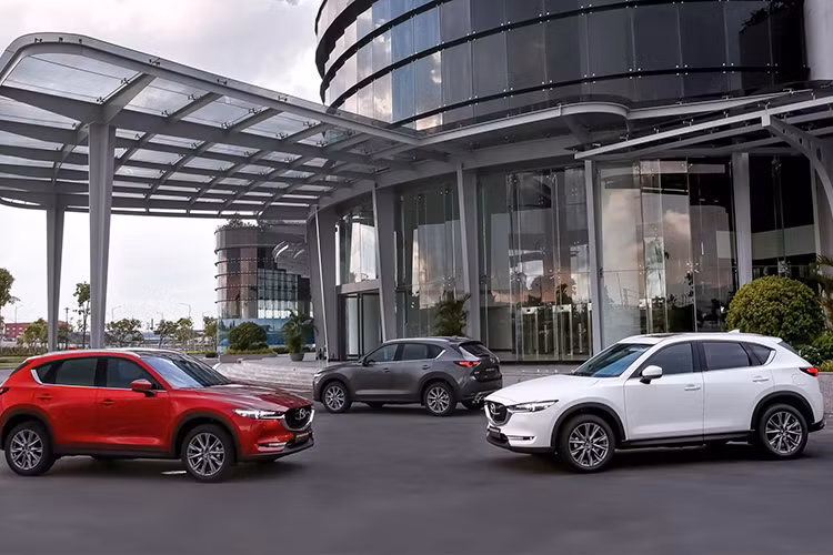 Các mẫu xe ôtô giảm giá trên thị trường trong tháng 7/2020 chủ yếu là những mẫu cũ tồn đọng, để các đại lý đón xe mới về. Đáng chú ý nhất chính là mẫu xe Mazda CX8 hiện đang giảm giá từ 90 đến 150 triệu đồng, cộng thêm với 25 triệu đồng giảm giá phụ kiện, mức giảm giá cao nhất là 175 triệu đồng tại Việt Nam. 