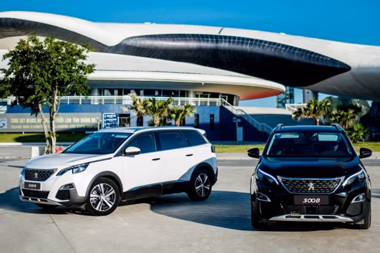 Một mẫu xe khác của Thaco Trường Hải là Peugeot cũng được giảm giá mạnh. Theo đó, mẫu 3008 đang giảm 100 triệu đồng/chiếc. Đây là mẫu xe hiếm khi giảm giá, nó được xem là "chung mâm" phân khúc cùng với Honda CRV, Hyundai Tucson...