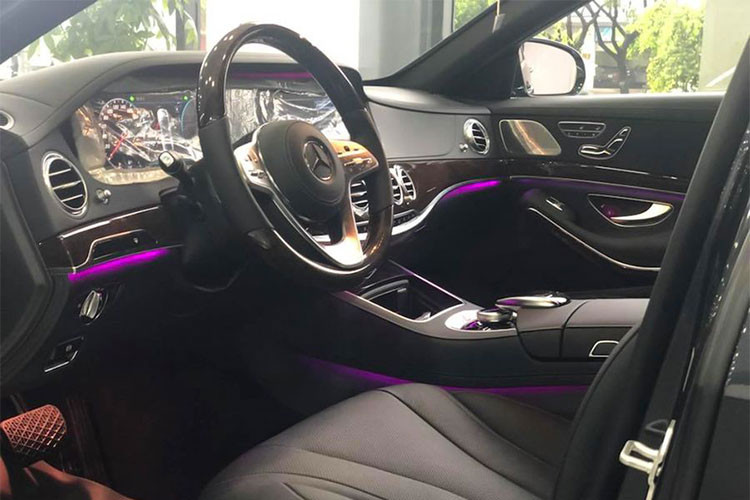 Bên trong xe, nội thất được bọc da Nappa và ốp gỗ Piano lacquer màu đenCác trang bị nổi bật khác trên cả 2 phiên bản S 450L và S 450L Luxury gồm có đèn viền nội thất 64 màu với 10 kiểu phối khác nhau, vô lăng nhớ 3 vị trí và 3 chấu bọc da, ốp gỗ, tích hợp nút điều khiển bằng cảm ứng.