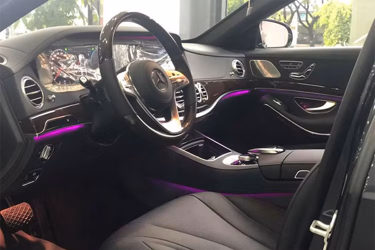 Bên trong xe, nội thất được bọc da Nappa và ốp gỗ Piano lacquer màu đenCác trang bị nổi bật khác trên cả 2 phiên bản S 450L và S 450L Luxury gồm có đèn viền nội thất 64 màu với 10 kiểu phối khác nhau, vô lăng nhớ 3 vị trí và 3 chấu bọc da, ốp gỗ, tích hợp nút điều khiển bằng cảm ứng.