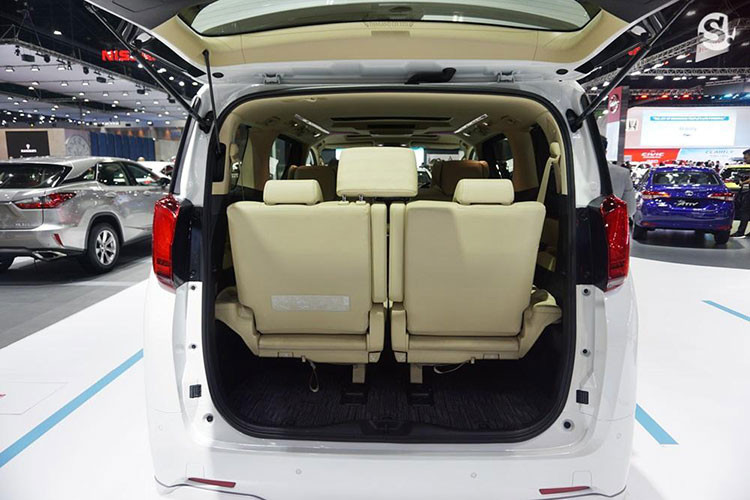 Toyota Alphard 2018 được chia thành 2 phiên bản là 2.5 Hybrid và 3.5 VIP tại thị trường Thái Lan. Trong đó, Toyota Alphard 2.5 Hybrid 2018 được trang bị hệ dẫn động hybrid, bao gồm máy xăng 4 xi-lanh thẳng hàng, dung tích 2,5 lít với công suất tối đa 180 mã lực. Kết hợp với mô-tơ điện, hệ dẫn động này tạo ra công suất tổng cộng 197 mã lực.