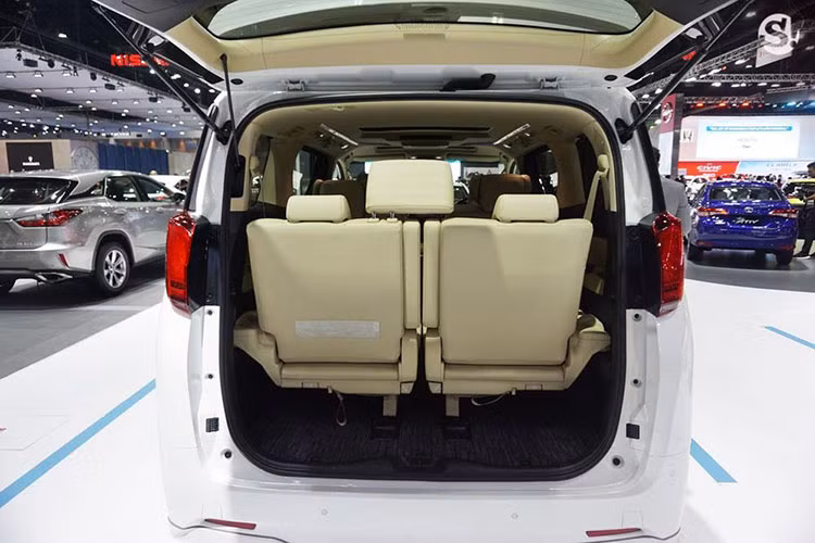 Toyota Alphard 2018 được chia thành 2 phiên bản là 2.5 Hybrid và 3.5 VIP tại thị trường Thái Lan. Trong đó, Toyota Alphard 2.5 Hybrid 2018 được trang bị hệ dẫn động hybrid, bao gồm máy xăng 4 xi-lanh thẳng hàng, dung tích 2,5 lít với công suất tối đa 180 mã lực. Kết hợp với mô-tơ điện, hệ dẫn động này tạo ra công suất tổng cộng 197 mã lực.