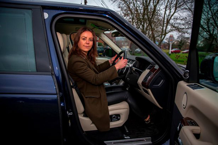 Sau tai nạn, một chiếc SUV hạng sang của Hoàng tế Philip đã bất ngờ được rao bán. Tất nhiên, chiếc xe được rao bán không phải là chiếc Land Rover Freelander 2 bị tai nạn của Hoàng tế 97 tuổi. Thay vào đó, chiếc SUV hạng sang phải chia tay với phu quân của Nữ hoàng Anh lại là Range Rover Autobiography đời 2016.