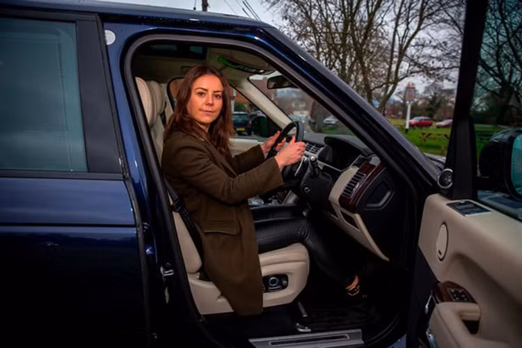 Sau tai nạn, một chiếc SUV hạng sang của Hoàng tế Philip đã bất ngờ được rao bán. Tất nhiên, chiếc xe được rao bán không phải là chiếc Land Rover Freelander 2 bị tai nạn của Hoàng tế 97 tuổi. Thay vào đó, chiếc SUV hạng sang phải chia tay với phu quân của Nữ hoàng Anh lại là Range Rover Autobiography đời 2016.