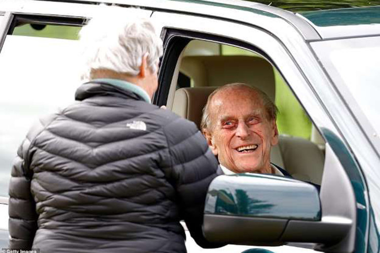 Chẳng có gì ngạc nhiên khi chiếc Range Rover Autobiography 2016 được rao bán của Hoàng tế Philip không phải là xe thông thường. Trên thực tế, chiếc SUV hạng sang dùng động cơ 4,4 lít này đã được thay đổi theo yêu cầu của Hoàng gia Anh.