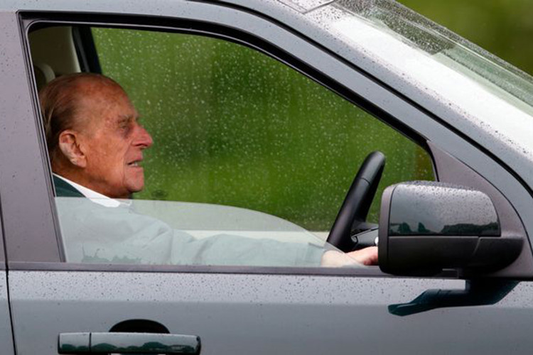 Tay nắm cửa bên trong chiếc Range Rover Autobiography này cũng đã bị loại bỏ. Trong thời gian phục vụ Hoàng tế Philip, các màn hình giải trí bên trong chiếc Range Rover Autobiography đã bị gỡ bỏ. Tuy nhiên, khi tìm chủ nhân mới, chiếc SUV hạng sang đã được lắp lại màn hình giải trí.