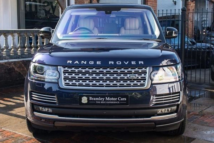 Range Rover của Hoàng tế Philip từng đích thân cầm lái từng chở theo vợ chồng cựu Tổng thống Mỹ Barack Obama. Với những điểm đặc biệt kể trên, chiếc Range Rover Autobiography đời 2016 của Hoàng tế Philip được rao bán với giá 120.000 Bảng (khoảng 3,64 tỷ đồng). Trong khi đó, Range Rover Autobiography đời mới hiện chỉ có giá khởi điểm 114.000 Bảng (3,46 tỷ đồng).