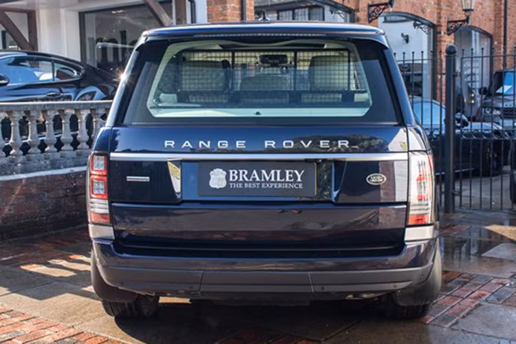 Trái với dự đoán của nhiều người, chiếc Range Rover Autobiography của Hoàng tế Philip không hề được bọc thép. Thay vào đó, chiếc SUV hạng sang chỉ đi kèm các tấm ốp thân vỏ bằng nhôm bền nhẹ. Đặc biệt, chiếc Range Rover Autobiography của Hoàng tế Philip mới chạy hết quãng đường đúng 3.200 dặm (khoảng 5.150 km) nên vẫn còn gần như mới.