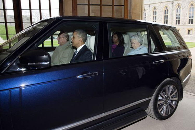 Bên ngoài, chiếc Range Rover Autobiography của Hoàng tế Philip được sơn màu xanh dương đẹp mắt. Bên trong xe xuất hiện ghế bọc da màu trắng ngà sang trọng. Ngoài ra, chiếc SUV hạng sang còn có những trang bị Hoàng gia như bậc cửa có thể gập xuống để phục vụ Nữ hoàng Anh hay rèm che đảm bảo sự riêng tư cho nội thất.