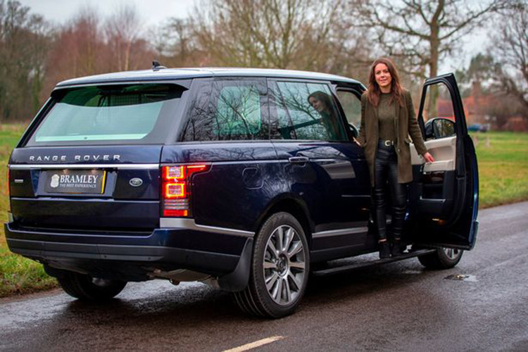 Thời gian qua, vụ tai nạn liên quan đến chiếc SUV hạng sang Land Rover Freelander 2 của Hoàng tế Philip, phu quân Nữ hoàng Anh, đã liên tục được nhắc đến trên các mặt báo. Rất may, Công tước xứ Edinburgh - tước hiệu của Hoàng tế Philip - đã không bị thương trong vụ tai nạn này.