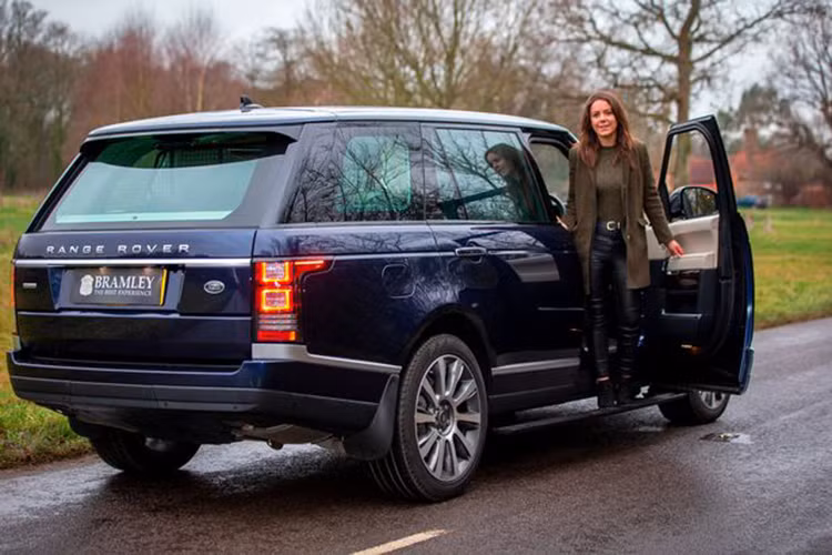 Thời gian qua, vụ tai nạn liên quan đến chiếc SUV hạng sang Land Rover Freelander 2 của Hoàng tế Philip, phu quân Nữ hoàng Anh, đã liên tục được nhắc đến trên các mặt báo. Rất may, Công tước xứ Edinburgh - tước hiệu của Hoàng tế Philip - đã không bị thương trong vụ tai nạn này.