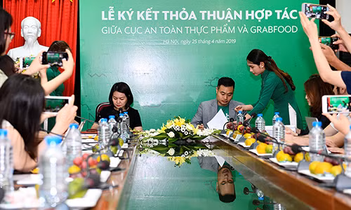 Grab dong hanh cung Cuc an toan thuc pham Viet Nam