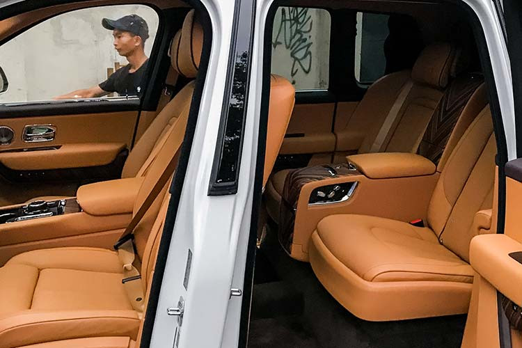 Hiện chưa rõ chi tiết logo Spirit of Ecstasy bằng chất liệu polycarbonate trong suốt của chiếc SUV siêu sang Rolls-Royce Cullinan tại Hà Nội được chủ nhân độ lại khi nhập xe về Việt Nam hay là chi tiết lựa chọn từ khi xe còn trong nhà máy của Rolls-Royce. Ngoài logo Spirit of Ecstasy có thể phát sáng và đổi màu vào ban đêm, chiếc SUV siêu sang Rolls-Royce Cullinan màu trắng này còn có bộ mâm đa chấu kép rất khoẻ khoắn.