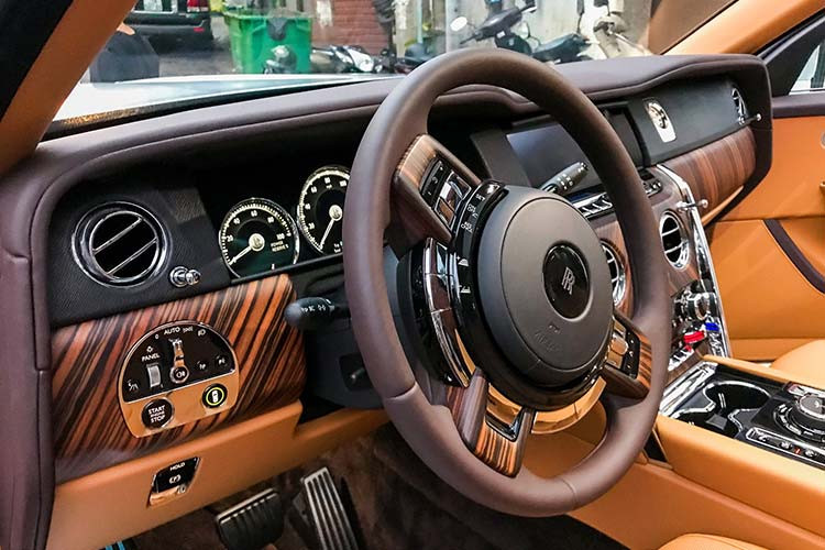 Ngoài sự "siêu sang", Cullinan còn được hướng đến tính năng off-road với hệ thống treo khí nén chủ động, trục lái được nâng cấp. Xe có khả năng lội nước sâu 540 mm. Xe được trang bị hệ thống hỗ trợ lái xe và an toàn tiên tiến, bao gồm công nghệ quan sát trong đêm, cảnh báo vật cản, cảnh báo buồn ngủ, kiểm soát hành trình thích ứng, cảnh báo va chạm, cảnh báo khi có xe vượt...