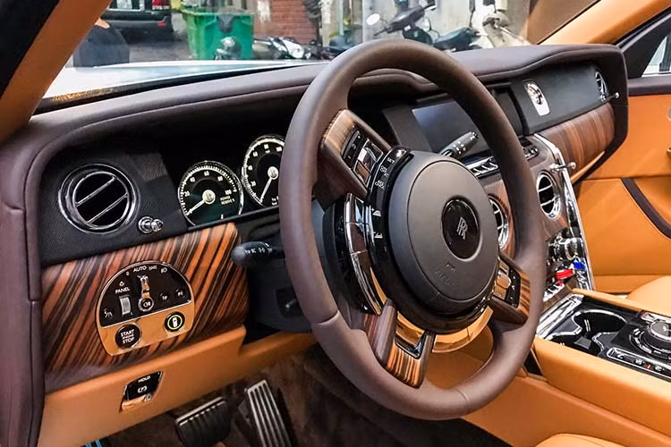 Ngoài sự "siêu sang", Cullinan còn được hướng đến tính năng off-road với hệ thống treo khí nén chủ động, trục lái được nâng cấp. Xe có khả năng lội nước sâu 540 mm. Xe được trang bị hệ thống hỗ trợ lái xe và an toàn tiên tiến, bao gồm công nghệ quan sát trong đêm, cảnh báo vật cản, cảnh báo buồn ngủ, kiểm soát hành trình thích ứng, cảnh báo va chạm, cảnh báo khi có xe vượt...