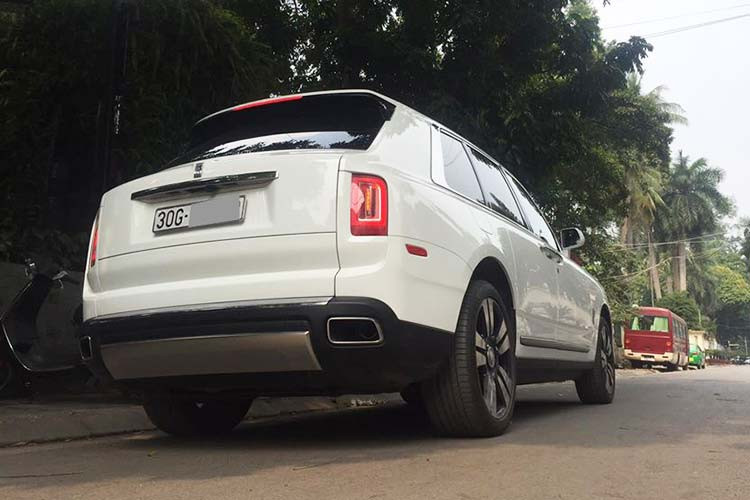 Hầu hết số lượng xe SUV siêu sang Rolls-Royce Cullinan đang lăn bánh tại Việt Nam hiện nay chủ yếu đều do các công ty nhập khẩu tư nhân mang về nước. Đơn vị phân phối chính hãng dòng xe Rolls-Royce Việt Nam hiện cũng đã đưa chiếc đầu tiên và cho ra mắt, nhưng số lượng nhỏ giọt.