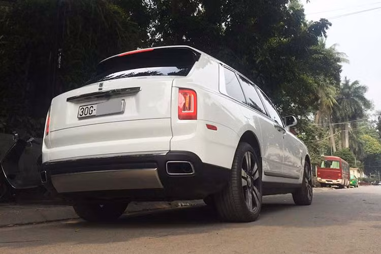 Hầu hết số lượng xe SUV siêu sang Rolls-Royce Cullinan đang lăn bánh tại Việt Nam hiện nay chủ yếu đều do các công ty nhập khẩu tư nhân mang về nước. Đơn vị phân phối chính hãng dòng xe Rolls-Royce Việt Nam hiện cũng đã đưa chiếc đầu tiên và cho ra mắt, nhưng số lượng nhỏ giọt.