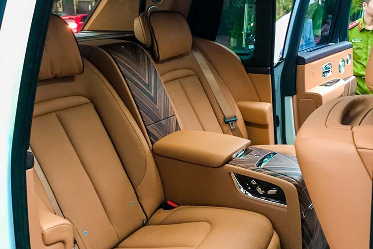 SUV siêu sang Rolls-Royce Cullinan được trang bị động cơ V12, tăng áp kép, dung tích 6.75 lít, sản sinh công suất tối đa 563 mã lực và mô-men xoắn cực đại 850 Nm tại vòng tua máy 1.600 vòng/phút. Động cơ của Rolls-Royce Cullinan được trang bị hộp số tự động ZF 8 cấp, hệ dẫn động 4 bánh toàn thời gian và đánh lái 4 bánh hoàn toàn mới.