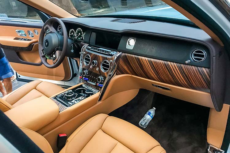Cullinan sử dụng khung gầm hoàn toàn bằng nhôm Architecture of Luxury, từng xuất hiện trên Phantom VIII. Cullinan có các thông số dài x rộng x cao lần lượt là 5.341 mm x 2.164 mm x 1.835 mm và chiều dài cơ cở 3.295 mm. Không gian chứa đồ có thể tích 560 lít nếu mang theo tùy chọn 2 ghế ngồi phía sau, và 600 lít nếu được tháo ra. Khi hàng ghế thứ 2 gập xuống, tổng dung tích khoang hành lý lên đến 1.930 lít. 