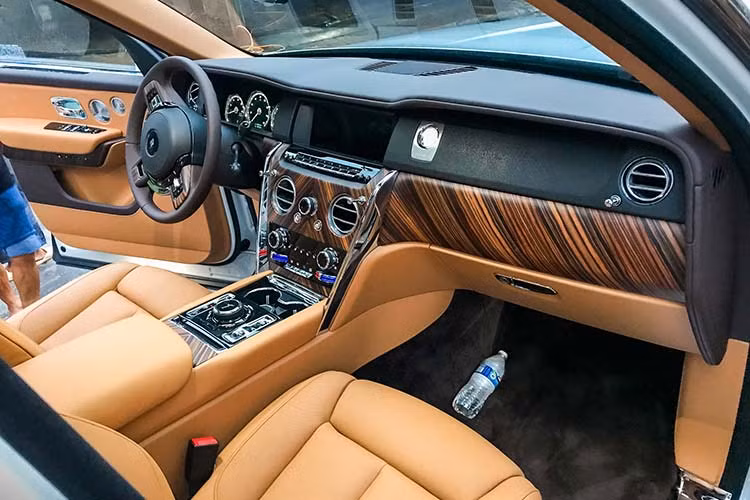 Cullinan sử dụng khung gầm hoàn toàn bằng nhôm Architecture of Luxury, từng xuất hiện trên Phantom VIII. Cullinan có các thông số dài x rộng x cao lần lượt là 5.341 mm x 2.164 mm x 1.835 mm và chiều dài cơ cở 3.295 mm. Không gian chứa đồ có thể tích 560 lít nếu mang theo tùy chọn 2 ghế ngồi phía sau, và 600 lít nếu được tháo ra. Khi hàng ghế thứ 2 gập xuống, tổng dung tích khoang hành lý lên đến 1.930 lít. 