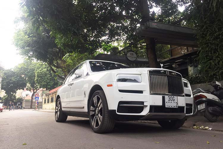 Hiện tại theo mức công bố chính hãng, giá xe Rolls-Royce Cullinan sẽ từ khoảng 32,382 tỷ đồng. Ban đầu, giá xe Rolls-Royce Cullinan chính hãng được chào bán cho bản tiêu chuẩn là hơn 41 tỷ đồng và bản cao cấp nhất có giá lên đến hơn 52 tỷ đồng. Các nhà phân phổi tư nhân hiện vẫn giấu khá kỹ mức giá bán ra của xe.