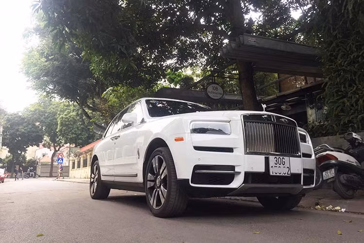 Hiện tại theo mức công bố chính hãng, giá xe Rolls-Royce Cullinan sẽ từ khoảng 32,382 tỷ đồng. Ban đầu, giá xe Rolls-Royce Cullinan chính hãng được chào bán cho bản tiêu chuẩn là hơn 41 tỷ đồng và bản cao cấp nhất có giá lên đến hơn 52 tỷ đồng. Các nhà phân phổi tư nhân hiện vẫn giấu khá kỹ mức giá bán ra của xe.