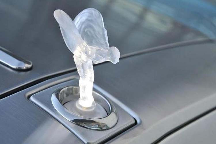 Mới đây, một người yêu xe đã chia sẻ hình ảnh chụp chiếc SUV siêu sang Rolls-Royce Cullinan màu trắng tại Hà Nội. Nếu không để ý kỹ rất có thể nhiều người sẽ nghĩ chiếc xe này không có gì đặc biệt lắm so với các xe về nước trước đó. Tuy nhiên, ngoài việc được chủ nhân chịu chi cho xe ra biển trắng, chiếc SUV siêu sang này còn có một chi tiết được xem là độc nhất vô nhị, hoàn toàn khác vối những chiếc Cullinan hiện nay.