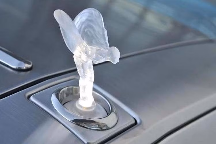 Mới đây, một người yêu xe đã chia sẻ hình ảnh chụp chiếc SUV siêu sang Rolls-Royce Cullinan màu trắng tại Hà Nội. Nếu không để ý kỹ rất có thể nhiều người sẽ nghĩ chiếc xe này không có gì đặc biệt lắm so với các xe về nước trước đó. Tuy nhiên, ngoài việc được chủ nhân chịu chi cho xe ra biển trắng, chiếc SUV siêu sang này còn có một chi tiết được xem là độc nhất vô nhị, hoàn toàn khác vối những chiếc Cullinan hiện nay.