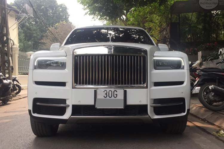 Trên lưới tản nhiệt huyền thoại của một mẫu xe Rolls-Royce, chiếc SUV siêu sang Cullinan này lại sở hữu logo Spirit of Ecstasy không phải bằng bạc hay mạ vàng quen thuộc mà là bằng chất liệu polycarbonate, hay nói dễ hiểu hơn là phát sáng vào ban đêm. Đây là 1 trong 3 tuỳ chọn của logo Spirit of Ecstasy do hãng xe siêu sang Anh quốc đưa ra bên cạnh những chiếc logo bằng bạc hay mạ vàng lấp lánh.