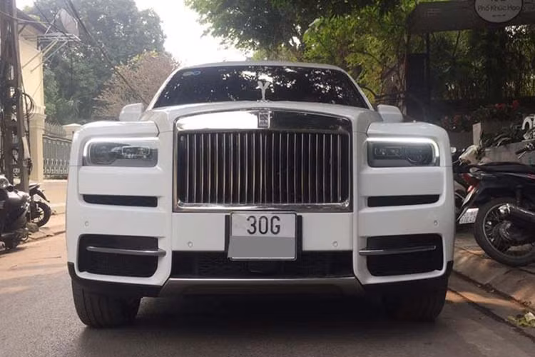 Trên lưới tản nhiệt huyền thoại của một mẫu xe Rolls-Royce, chiếc SUV siêu sang Cullinan này lại sở hữu logo Spirit of Ecstasy không phải bằng bạc hay mạ vàng quen thuộc mà là bằng chất liệu polycarbonate, hay nói dễ hiểu hơn là phát sáng vào ban đêm. Đây là 1 trong 3 tuỳ chọn của logo Spirit of Ecstasy do hãng xe siêu sang Anh quốc đưa ra bên cạnh những chiếc logo bằng bạc hay mạ vàng lấp lánh.