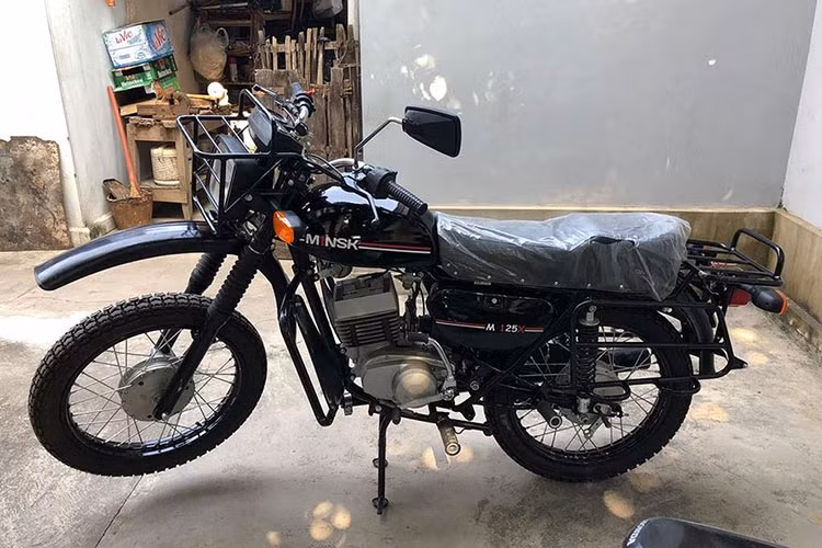 Đây được cho là chiếc xe máy M1nsk M125X sử dụng động cơ 2 thì từng ra mắt vào năm 2014. Mẫu xe này cũng được coi là sự hồi sinh dòng xe hoài cổ mà thương hiệu xe máy của thành phố Minsk (Belarus) vốn ăn sâu vào tâm trí người dân Việt Nam thời kỳ bao cấp và cuối thập niên 80 của thế kỷ trước.