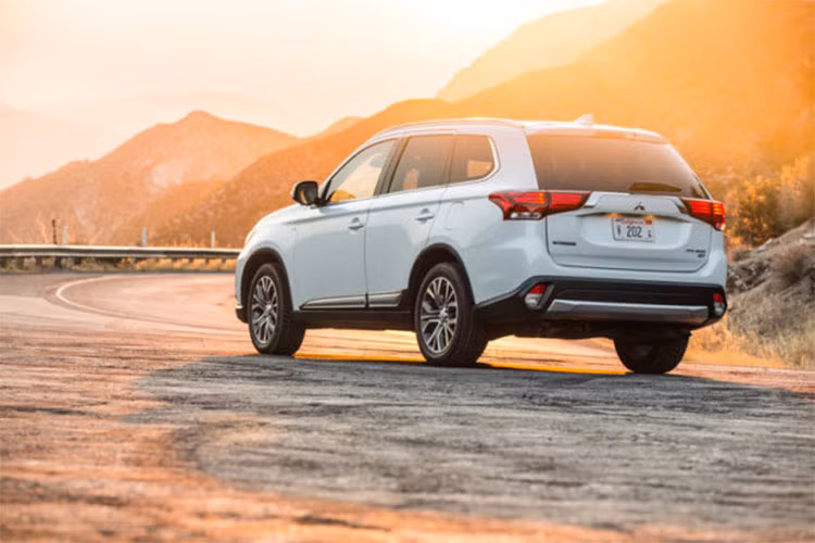 Ngoại hình tổng thể của Mitsubishi Outlander 2018 vẫn giữ nguyên với kích thước tổng thể dài x rộng x cao của Mitsubishi Outlander tại Ấn Độ lần lượt là 4695 x 1810 x 1710. Chiều dài cơ sở là 2670 mm và khoảng sáng gầm 190mm. Bên cạnh đó, một số chi tiết được nâng cấp.