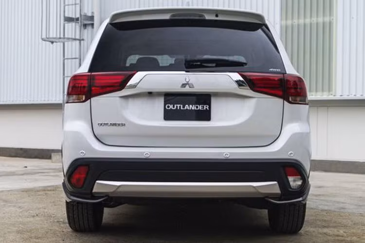 Phần đuôi xe của Mitsubishi Outlander mới rất gọn gàng, chắc chắn, phần ốp cản bảo vệ dưới được mạ bạc, ốp thẳng lên trông rất thể thao, đuôi xe không có nhiều chi tiết phức tạp, ống xả được đặt gọn gàng vào phía bên trong, không lộ ra ngoài, trông rất ấn tượng. Cụm đèn hậu led liền mạch với dải crom phía sau.