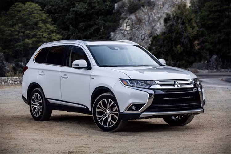 Tại thị trường Ấn Độ, mẫu xe Mitsubishi Outlander mới phiên bản 2018 chỉ được hãng xe Nhật Bản bán ra với duy nhất một phiên bản 7 chỗ 5+2. Phiên bản này cũng tương tự như mẫu xe Outlander 2018 vừa được chuyển giao và lắp ráp tại Việt Nam từ hồi đầu năm nay.