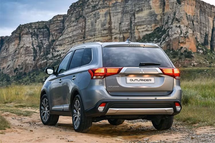 Mitsubishi Outlander mới tại Ấn Độ được trang bị động cơ xăng 2.4L MIVEC cho công suất tối đa 165 mã lực tại 6000 vòng/phút, và mô-men xoắn cực đại 222Nm tại 4100 vòng/phút. Đi kèm với động cơ trên là hộp số vô cấp CVT và hệ thống dẫn động 4 bánh toàn thời gian với 3 chế độ 4WD Eco – 4WD Auto – 4WD Lock.