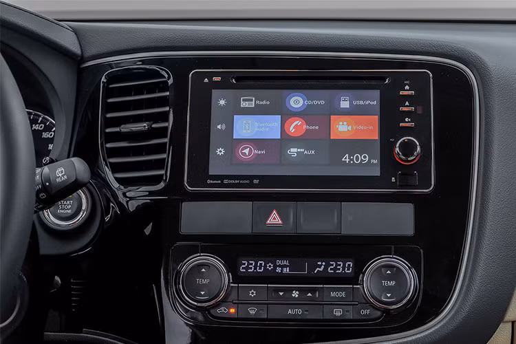 Một điểm đáng chú ý trên mẫu xe này là nó được trang bị tới 7 túi khí. Những tính năng an toàn có mặt trên xe bao gồm chống bó cứng phanh ABS, phân phối lực phanh điện tử, hệ thống phanh khẩn cấp, cân bằng điện tử ASC, hỗ trợ khởi hành ngang dốc, hệ thống chống tăng tốc ngoài tầm kiểm soát, camera lùi...