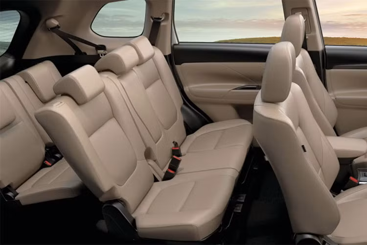 Một điềm đáng chú ý trên mẫu xe này là nó đã có hàng ghế thứ ba thay vì tùy chọn cấu hình 5 chỗ hoặc 5+2 như trước đây. Hệ thống thông tin giải trí bao gồm DVD/định vị GPS nay bổ sung thêm kết nối Bluetooth và gương chiếu hậu tích hợp đèn báo rẽ có chỉnh/gập/sưởi điện...