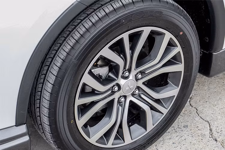 Trên phiên bản Mitsubishi Outlander 2018 mới này tại Ấn Độ, nẹp crom cũng xuất hiện khá nhiều trên và kéo dài từ đầu ra sau. Tổng trọng lượng trên phiên bản mới này có cân nặng khoảng 1.530 kg. Xe được trang bị la-zăng hợp kim đa chấu có kích thước 18inch.