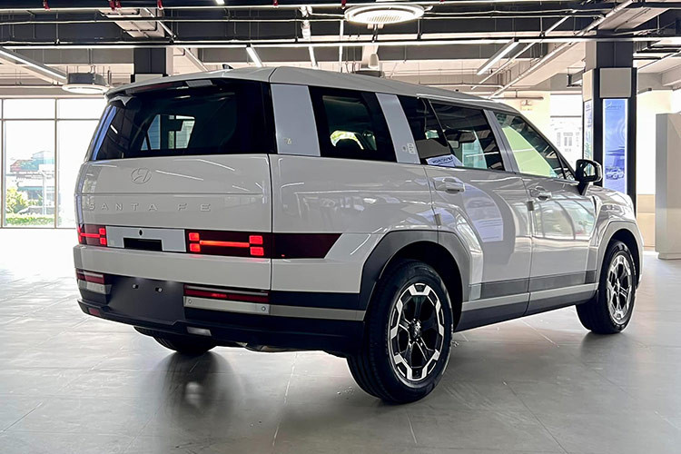 Hyundai SantaFe 2024 moi ra mat Viet Nam da lien tuc loan gia-Hinh-2