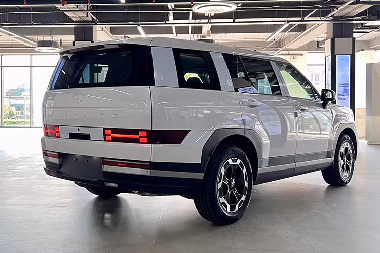 Hyundai SantaFe 2024 moi ra mat Viet Nam da lien tuc loan gia-Hinh-2