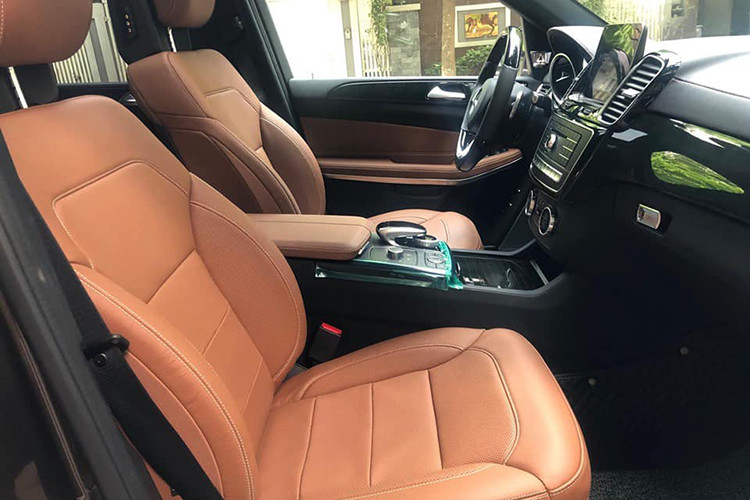 Nội thất của mẫu xe SUV hạng sang này có nhiều điểm mới so với "đàn anh" thế hệ GL trước đây. Mercedes-Benz cải tiến vô-lăng, cụm đồng hồ mới và màn hình cảm ứng 8 inch lớn hơn trước. Ngôn ngữ thiết kế của không gian nội thất GLS khá đơn giản, tạo cảm giác rộng rãi hơn.