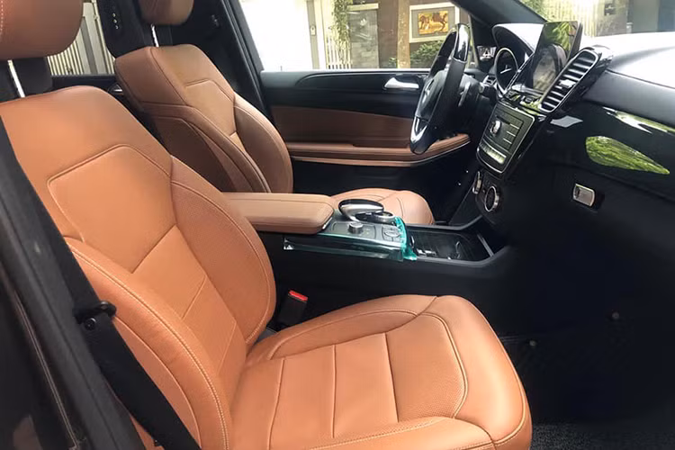 Nội thất của mẫu xe SUV hạng sang này có nhiều điểm mới so với "đàn anh" thế hệ GL trước đây. Mercedes-Benz cải tiến vô-lăng, cụm đồng hồ mới và màn hình cảm ứng 8 inch lớn hơn trước. Ngôn ngữ thiết kế của không gian nội thất GLS khá đơn giản, tạo cảm giác rộng rãi hơn.