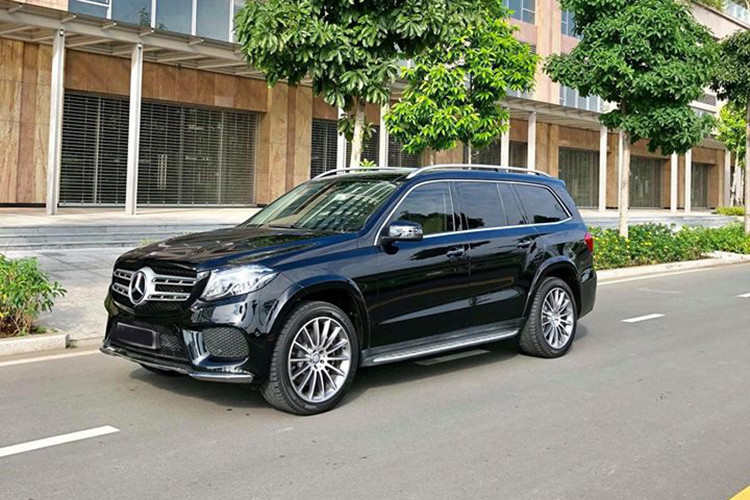 Chiếc Mercedes-Benz GLS 500 4MATIC đời 2018 hiện đang được chủ nhân tại Vĩnh Phúc rao bán trên sàn xe cũ với mức giá hơn 7 tỷ đồng (chưa thương lượng). Đáng chú ý đây là phiên bản nhập Mỹ về Việt Nam và mới chỉ được chủ nhân cho lăn bánh khoảng 2000km, một con số khá ít. 