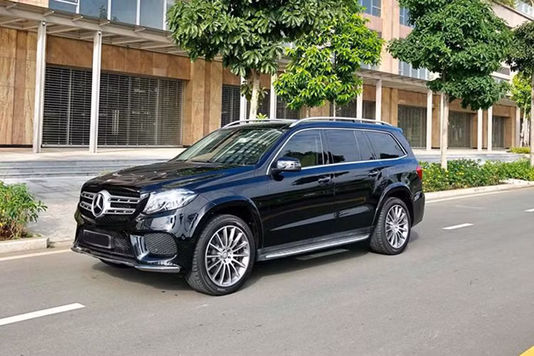 Chiếc Mercedes-Benz GLS 500 4MATIC đời 2018 hiện đang được chủ nhân tại Vĩnh Phúc rao bán trên sàn xe cũ với mức giá hơn 7 tỷ đồng (chưa thương lượng). Đáng chú ý đây là phiên bản nhập Mỹ về Việt Nam và mới chỉ được chủ nhân cho lăn bánh khoảng 2000km, một con số khá ít. 