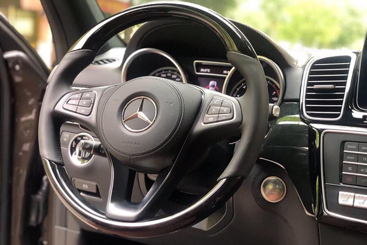 Hàng ghế thứ 2 có tùy chọn 2 chỗ ngồi hoặc 3 chỗ ngồi. Trên tựa đầu hàng ghế trước gắn hai màn hình cảm ứng phục vụ giải trí cho các hành khách ngồi sau. Hàng ghế thứ 3 đủ chỗ cho 2 người lớn, có tùy chọn tất cả hàng ghế gập điện. Cốp rộng rãi đủ chứa những kiện hành lý lớn cho những chuyến đi xa. Đặc biệt hàng ghế thứ 3 có thể gấp phẳng xuống sàn. 